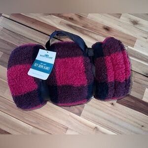 Northeast Outfitters Cozy Cabin Buffalo Plaid Blanket